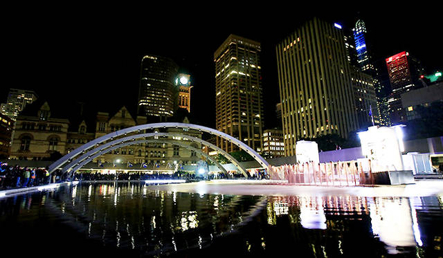 「Monument to North American Energy Security」<br />市庁舎ホール前の広場の噴水に展示されたのは、石油をイメージさせるタンクのオブジェ。スクリーンには、エネルギーをめぐって起きている世界の出来事が流れ、エネルギー資源について考えさせられる