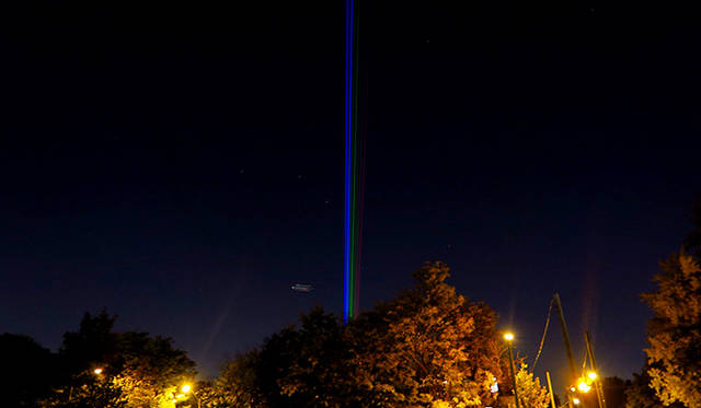 「Global Rainbow」<br />トロントタワーへと延びる7色の光は、街のどこからでも見ることができる。トロントのニュイ・ブランシュを照らす象徴的なレインボーだ