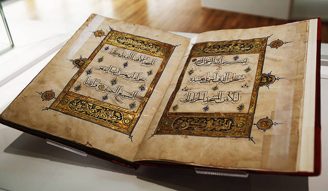 金箔などを施されたコーランの書物。それ自体が芸術品のようだ