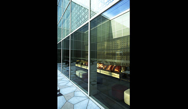 美術館の中央には中庭を配置。光沢の異なる天然石を用いることで、光のニュアンスも変化する