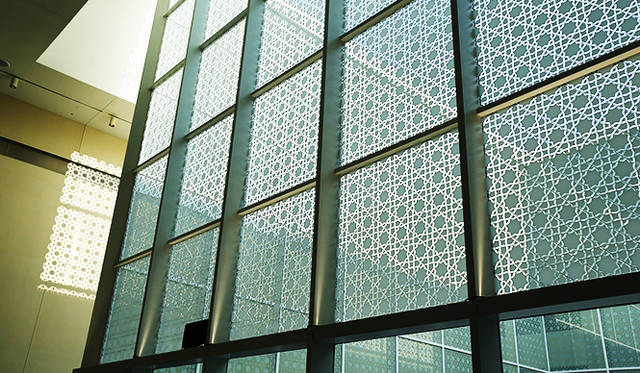 マシュラビーヤを通して差し込む光と影のコントラストは、日によって趣を変える