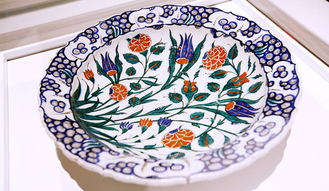 1570年から80年のトルコの皿。華やかな花柄パターンは、オスマン帝国時代の特徴のひとつ
