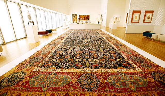 1階の展示室中央に敷かれたじゅうたん。その大きさと繊細さは圧巻