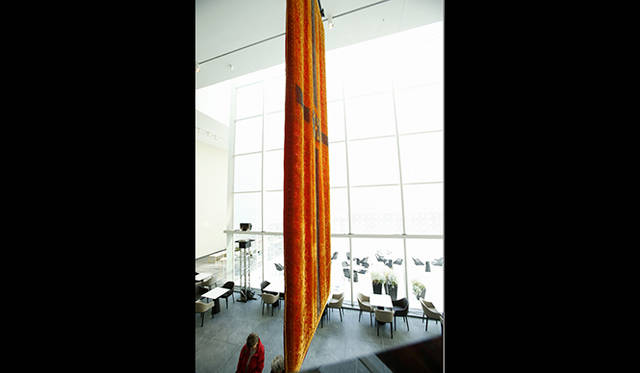 職人24人が交代で6カ月かけて制作したじゅうたん。裏に針を残しており、じゅうたんの裏からはびっしりと刺さった針1200万本！