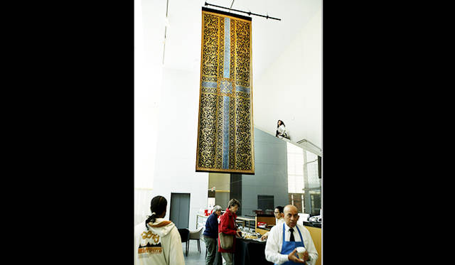 制作を指揮したのはパキスタン生まれのアーティスト、アイシャ・カリッド氏