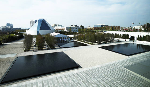 おなじ施設内には礼拝堂となるイスマイルセンターの建築が進められている