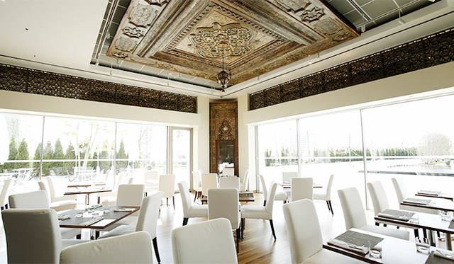 館内に併設されたレストラン。中庭に面した明るい雰囲気のなかで食事が楽しめる