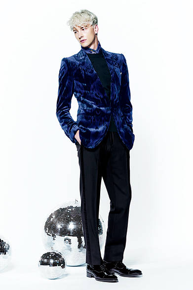 <strong>TOM FORD（トム フォード）</strong>　2014年秋冬シーズンに登場したあたらしいテーラードベース“ALEXANDER”。人気の高かった“BUCKINGHAM”をスリムにしたモデルで、袖口がターンカフというファーストコレクションなどに見られたクラシックなスタイル。IKAT（かすり）柄が特徴のジャケットがパーティシーンにも最適。<br />ジャケット58万3200円、ニット16万2000円、パンツ16万2000円、ポケットチーフ2万1600円、スカーフ7万5600円、シューズ17万2800円（トム フォード／阪急メンズ東京3階）