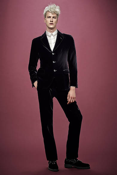 <strong>GIORGIO ARMANI（ジョルジオ アルマーニ）</strong>　ラグランスリーブのベルベットセットアップ。カーディガンのような着心地に加え、フォーマルシーンにも美しく映える。<br />ジャケット36万7200円、パンツ17万2800円、シャツ5万9400円、ベルト4万1040円、シューズ11万8800円（ジョルジオ アルマーニ／阪急メンズ東京3階）