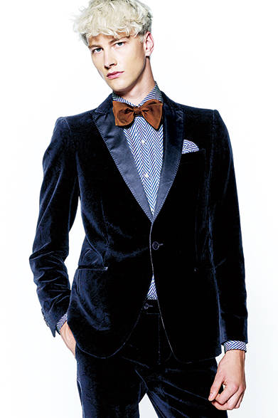 <strong>ETRO（エトロ）</strong>　スモーキングスーツ30万2400円[阪急メンズ限定] 、シャツ11万8800円、ボウタイ2万3760円、チーフ1万6200円（エトロ／阪急メンズ東京3階）