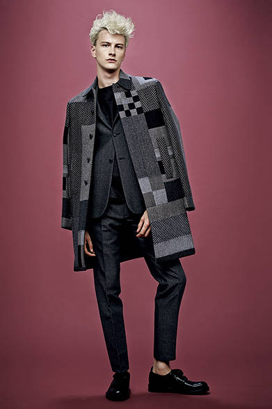 <strong>VALENTINO（ヴァレンティノ）</strong>　コート46万6560円、スーツ54万円、Tシャツ10万1520円（すべてヴァレンティノ／阪急メンズ東京2階）、シューズ14万2560円（ヴァレンティノ ガラヴァーニ／阪急メンズ東京2階）