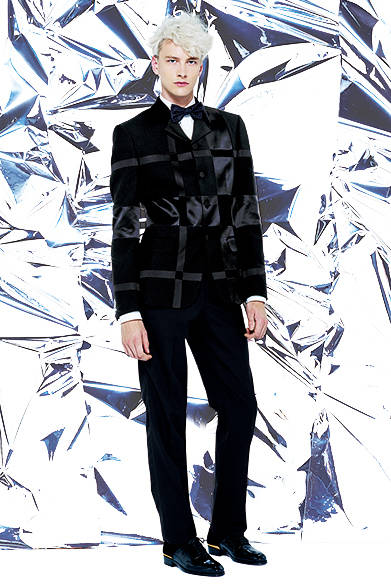 <strong>ALEXANDER McQUEEN（アレキサンダー・マックイーン）</strong>　ジャケット41万5800円、シャツ6万3720円、パンツ14万400円、ボウタイ2万2680円、シューズ12万6360円（アレキサンダー・マックイーン／阪急メンズ東京2階）