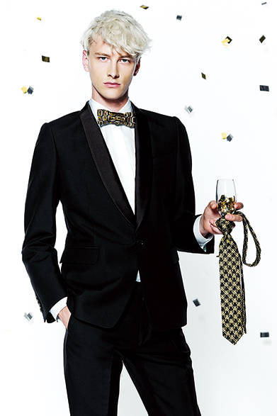 <strong>DRIES VAN NOTEN（ドリス ヴァン ノッテン）</strong>　タキシードスーツ22万1400円、シャツ3万6720円、ボウタイ1万9440円、手に持ったネクタイ2万2680円［阪急メンズ限定］（ドリス ヴァン ノッテン／阪急メンズ東京2階）