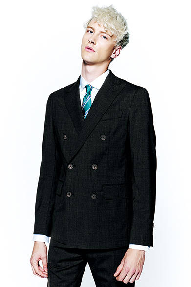 <strong>DSQUARED2（ディースクエアード）</strong>　スーツ19万2240円、シャツ3万6720円、ネクタイ1万7280円（ディースクエアード／阪急メンズ東京2階）