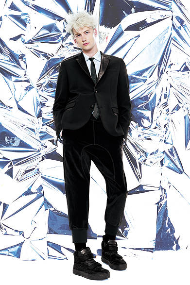 <strong>NEIL BARRETT（ニール バレット）</strong>　“ハイブリット”を特徴の一つとするニール バレットならではの異素材ミックスで、ほかとは違うワンランク上の大人クリスマスを装って楽しもう。<br />ジャケット23万7600円、シャツ6万1560円、パンツ7万1280円、ネクタイ2万520円、シューズ参考商品（ニール バレット／阪急メンズ東京2階）