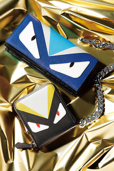 <strong>FENDI（フェンディ）</strong>　人気のバッグ バグズ柄で待望のメンズ用ウォレットが登場。チェーンも含めて着こなしのアクセントに。<br />チェーン付き財布（マルチ）7万5600円、長財布（ブルー）7万9920円（フェンディ／阪急メンズ東京3階）