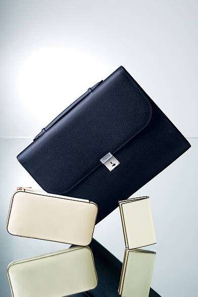 <strong>VALEXTRA（ヴァレクストラ）</strong>　ワンタッチで開閉が可能なスマートな作りで、クラッチとしても持てるスリムポートフォリオ、カードが12枚収納でき、両サイドにポケット、中央にコインケースを装備しているラウンドジップウォレット、そして発売から半世紀以上、世界中のビジネスマンに愛用される名刺入れ。<br />スリムポートフォリオ［W35×H26×D4cm］29万7000円、ラウンドジップウォレット12万9600円、名刺入れ3万8880円（ヴァレクストラ／阪急メンズ東京1階）