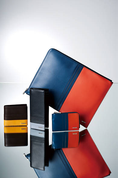 <strong>TOD’S（トッズ）</strong>　トッズが誇るメイド・イン・イタリーの精神と巧みな職人技が宿るスモールレザーグッズ。今シーズンはトッズらしい配色が目を引くカラーブロッキングのシリーズがあらたにラインナップ。美しいカラーブロッキングなど、洗練された色使いはギフトに最適。<br />バッグ［W33×H25cm］5万7240円、2つ折り財布4万7520円、長財布5万5080円、コインケース3万3480円（トッズ／阪急メンズ東京1・3階）