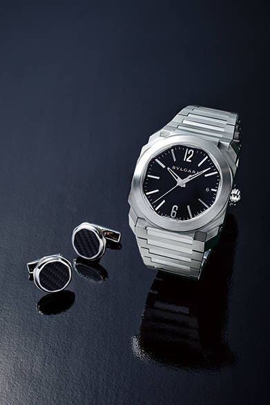 <strong>BVLGARI（ブルガリ）</strong>　ブルガリの新定番「OCTO」ウォッチから“ソロテンポ”が登場。“Only Time (一つだけの時間）”の意味をもち、ブルガリのデザイン哲学が凝縮したデザインにも注目。そのケースにインスパイアされたデザインのカフスは、軽くて耐久性に優れたカーボンファイバーを中央に使用している。<br />ウォッチ84万7800円、カフス5万9400円（ブルガリ／阪急メンズ東京1階）
