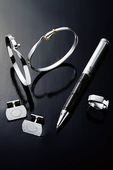 <strong>GEORG JENSEN（ジョージ ジェンセン）</strong>　新作の「TORUNバングル」はペアで着用できるのでホリデーギフトに最適。<br />バングル 左（スターリングシルバー×WG/ダイヤモンド）6万5880円、右（スターリングシルバー×YG）4万7520円、ボールペン（スターリングシルバー×アリゲーター）10万1520円、リング（スターリングシルバー）2万8080円、カフス（スターリングシルバー）3万2400円（ジョージ ジェンセン／阪急メンズ東京1階）