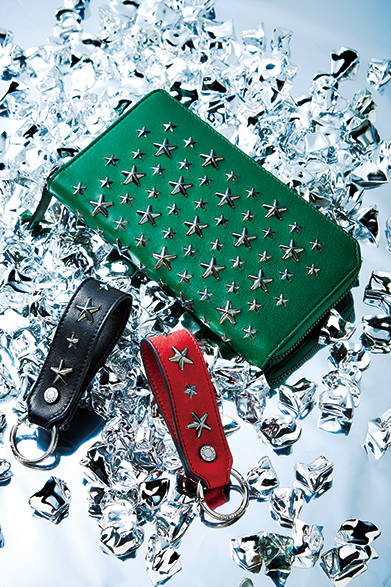 <strong>JIMMY CHOO（ジミー チュウ）</strong>　人気のスタッズシリーズより、新色のグラスグリーンとディープレッドのウォレットが登場。新作キーホルダー「WARWICK」はギフトアイテムとしても最旬のオススメ。<br />ジップ付き長財布9万1800円、キーホルダー各2万5920円　※いずれも11月下旬入荷予定（ジミー チュウ／阪急メンズ東京2階）