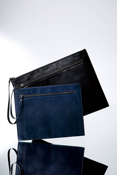 <strong>MAISON MARTIN MARGIELA（メゾン マルタン マルジェラ）</strong>　A4サイズが収まるベーシックなクラッチと、おなじデザインのポーチが登場。<br />クラッチバッグ 手前［W27.5×H21.5cm］4万1040円、奥［W35×H26cm］4万5360円（メゾン マルタン マルジェラ／阪急メンズ東京2階）