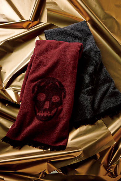 <strong>ALEXANDER McQUEEN（アレキサンダー・マックイーン）</strong>　マフラー各4万5360円（アレキサンダー・マックイーン／阪急メンズ東京2階）