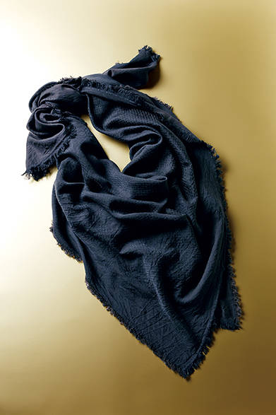 <strong>BALMAIN HOMME（バルマン オム）</strong>　一見無地に見えるが、ハニカム織で表情のついたネイビーのストール。しなやかな質感とフリンジ状に断ち切った生地にバルマン　オムらしさが漂う。<br>ストール8万3160円（バルマン オム／阪急メンズ東京2階）