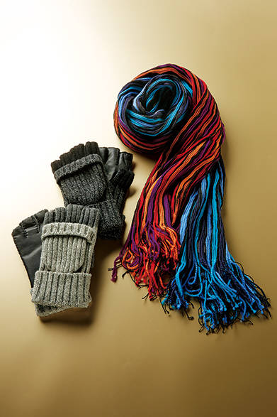 <strong>ISSEY MIYAKE MEN（イッセイ ミヤケ メン）</strong>　織り組織と素材の特性で独特のシワ感を出しているシルク、キュプラ、ウールのストライプのストールと、5本指型とミトン型を同時に編みこんだ手袋。<br />ストール各3万240円、2WAYグローブ各1万6200円（イッセイ ミヤケ メン／阪急メンズ東京3階）