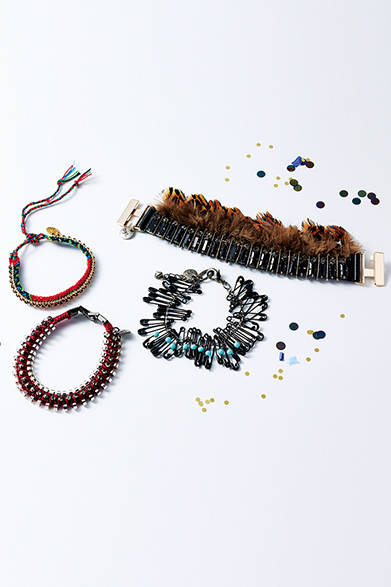 <strong>BYT（ビーワイティー）</strong>　ミサンガ7776円、ブレスレット9288円、安全ピン付きブレスレット5616円、羽根付きブレスレット1万5768円（ビーワイティー／阪急メンズ東京4階『ガラージュ D.エディット』）