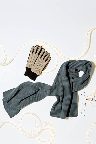 <strong>CARVEN（カルヴェン）</strong>　グローブ1万2960円、マフラー5万760円[いずれも阪急メンズ限定] （カルヴェン／阪急メンズ東京4階）