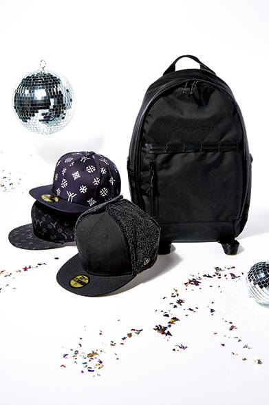 <strong>YOHJI YAMAMOTO（ヨウジヤマモト）</strong>　ブラックサージをベースにバックにシグネチャーロゴを配した初のドッグイヤータイプ「59FIFTY® CAP DOG EAR」、ヨウジヤマモトモノグラムを大胆に使用し、インパクト大のネイビー/ブラックの2カラー「59FIFTY® CAP MONOGRAM」、へヴィデューティなブラックナイロンにソリッドなYohji Yamamotoのブラックロゴ刺繍、キャップクリップ付きの「BAGS & PACKS」。<br />59FIFTY® CAP DOG EAR 1万7280円、59FIFTY® CAP MONOGRAM 各1万6200円、バックパック［W30×H45×D15cm］2万1600円 ※すべて11月21日（金）より発売（ヨウジヤマモト／阪急メンズ東京2階）