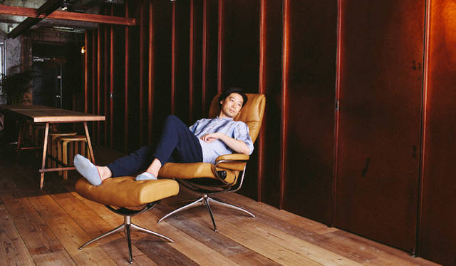 背もたれに体重をかけるだけで自然にリクライニングし、身体を起こすと同時に自然に起き上がる 