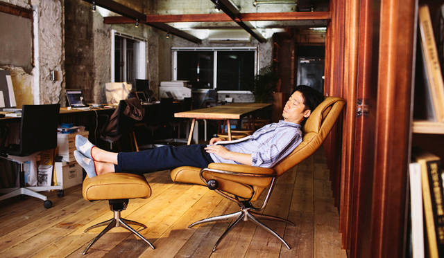 内部のスプリングが背骨のS字ラインに沿って動き、腰をサポート。身体にほとんど負担がかからず、長時間快適な座り心地を保つことができる 