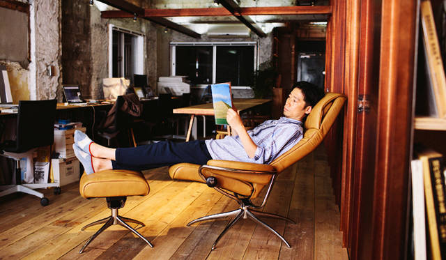 リクライニングと同時に、ヘッドレストが頭を支えるように立ち上がり同じ角度をキープ。目線が前を向くため、楽な姿勢で本を読んだりテレビを観ることができる