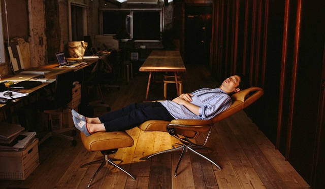 ヘッドレストを倒し、深くリクライニングすることも可能。その方法は簡単で、深めにリクライニングした状態で両手をヘッドレストの上部に添え、手前に軽く引くだけ