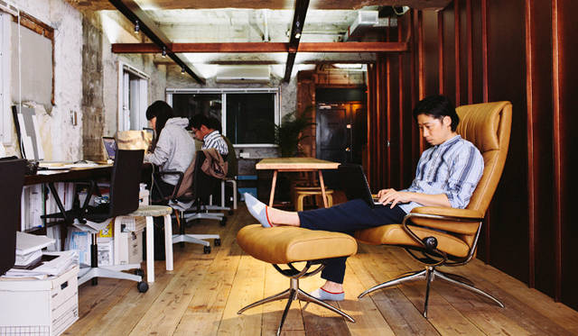 こちらの東京事務所は、10月に移転した新拠点。打ちっぱなしの内装は、広島から取り寄せたという杉の古材と車やバイクに使われるという塗料をほどこしたまだらな鉄板がアクセント 