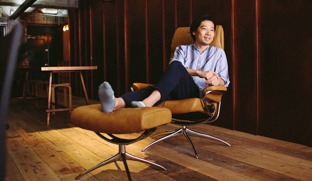 自分でデザインすることを突き詰めたいからと、鉄板の塗装もスタッフたちと共に自らおこなったそう。壁一面を占める鉄板をよく見ると、壁になじむ形で扉がふたつ