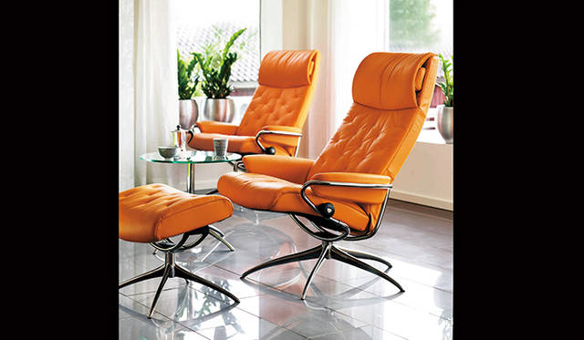 「ストレスレス®メトロ」は、ヘッドレスト部分に可動式クッションピローを内蔵。好みに合わせて中のクッションピローを動かして調整することができる。フルリクライニングして横になるときには、取り出して枕にすることも