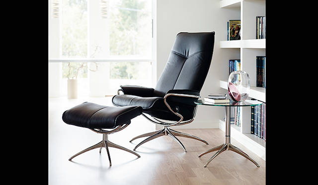 スチールベースの品のよさを際立たせるシンプルな「ストレスレス®シティー」は、1脚置くだけで、リビングルームをぐっとモダンに際立てる