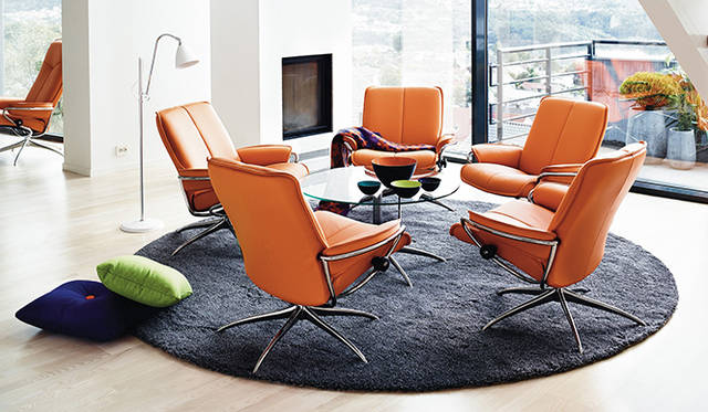 同時に展開されている「ストレスレス®アーバンテーブル」（Sサイズ5万1840円、Lサイズ7万5600円）を中心にレイアウトすれば、ホテルのラウンジや美しいサロンのような印象に仕上がる