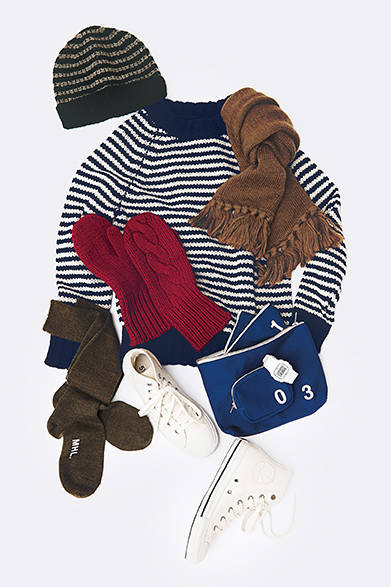 <strong>MHL.｜メンズ&ウィメンズ</strong><br />上から時計回りにニット帽9000円（メンズ、ウィメンズ共通）ボーダーニット2万2000円（ウィメンズ）マフラー1万7000円（メンズ、ウィメンズ共通）キャンバス地のポーチ「0」1900円、ポーチ「1」1900円、ポーチ「2」2500円、ポーチ「3」3000円（メンズ、ウィメンズ共通）G-SHOCK別注腕時計1万8000円（メンズ、ウィメンズ共通）MHL.別注コンバース1万9000円（メンズ、ウィメンズ共通）ロングソックス4000円（ウィメンズ）グローブ1万円（ウィメンズ）（すべてMHL.）