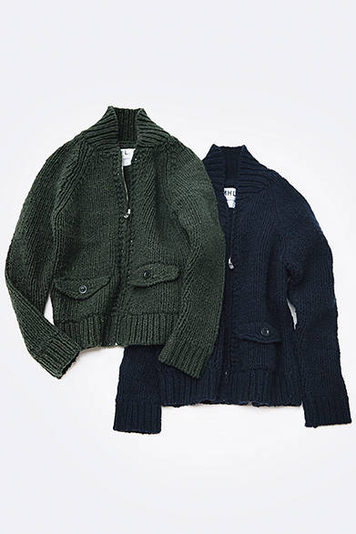 <strong>MHL.｜メンズ&ウィメンズ</strong><br />ウォーム感のあるハンドニットは、軽い糸を使っているため、着心地が快適。コンパクトな身頃は、アウターとしても、コートのインナーとしてももたつかない。ともにメンズ、ウィメンズ展開。ニットアウター3万7000円（メンズ）3万4000円（ウィメンズ／ともにMHL.）