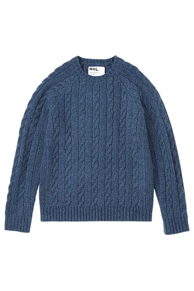 <strong>MHL.｜メンズ&ウィメンズ</strong><br />ベーシックなケーブル編みのニットは、複雑味のある色合いが大人っぽいイメージを醸し出す。ニット2万4000円（メンズ／MHL.）