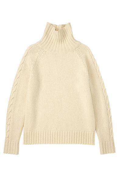 <strong>MHL.｜メンズ&ウィメンズ</strong><br />アームにケーブル編みを取り入れたタートルネックのニットはピュアな着こなしに。ニット2万4000円（メンズ／MHL.）