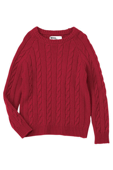 <strong>MHL.｜メンズ&ウィメンズ</strong><br />ホリデー気分を盛り上げるレッドが印象的なケーブル編みのニット。ニット2万3000円（ウィメンズ／MHL.）