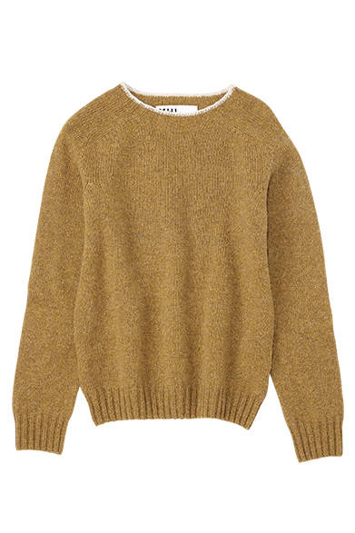 <strong>MHL.｜メンズ&ウィメンズ</strong><br />マスタードのような色合いが大人っぽいニットはネックの色を切り替えて上品に。ニット1万9000円（ウィメンズ／MHL.）