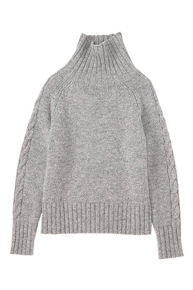 <strong>MHL.｜メンズ&ウィメンズ</strong><br />ぬくもりのある質感が、冬場の着こなしにぴったりなタートルネック。ニット2万3000円（ウィメンズ／MHL.）