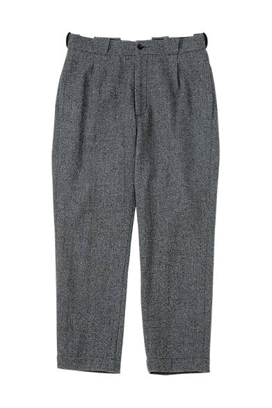 <strong>MHL.｜メンズ&ウィメンズ</strong><br />現代的なカントリー感を演出する、クロップド丈のパンツは一本あると重宝するアイテム。トラウザーズ2万8000円（ウィメンズ／MHL.）