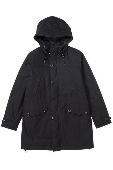 <strong>MHL.｜メンズ&ウィメンズ</strong><br />デイリーな着こなしにマスキュリンな魅力を加えるならミリタリーなアウターを。モッズコート4万9000円（ウィメンズ／MHL.）